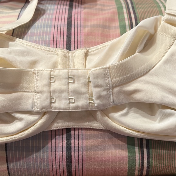 Nylon/Spandex soft cup bra from Modern Movement in Size 42 C. - Picture 4 of 9